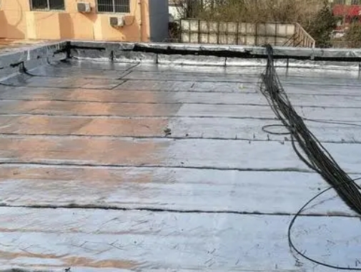 利津卫生间漏水维修公司分享下利津屋面楼顶防水刚性防水层施工要点。